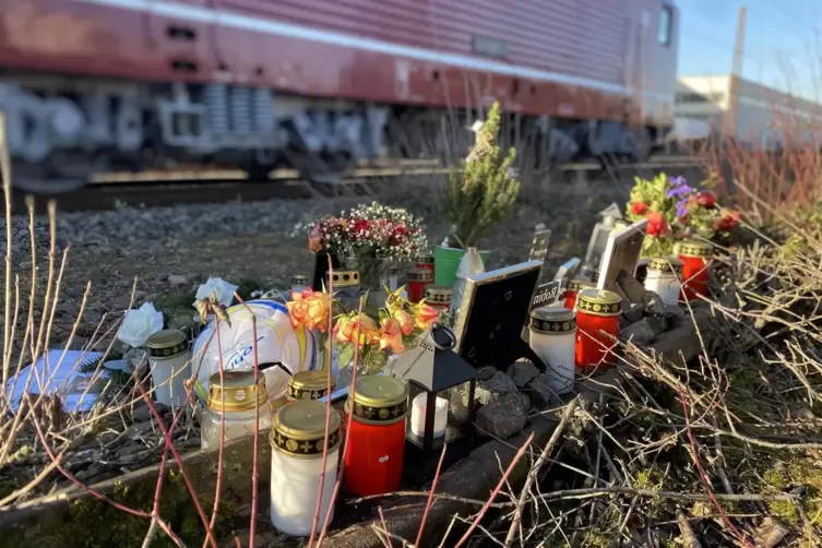 Angeh&ouml;rige und Freunde haben an der Ungl&uuml;cksstelle Kerzen und Blumen abgelegt.