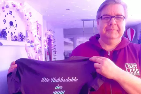 Die T-Shirts für eine neue Tanzgruppe, die bei der Prunksitzung des Karnevalvereins Waldfischbach Premiere feiern wird, sind sch