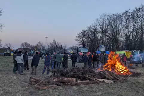 In Jockgrim sind am Dienstag ungefähr 100 Landwirte mit 50 Traktoren zu einem Mahnfeuer zusammen gekommen. 