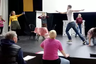 Belebt die Bühnenbretter auf dem Campus in Kaiserslautern: die Theatergruppe Zündstoff. Souffleur Erich Hach und Regisseurin Isa