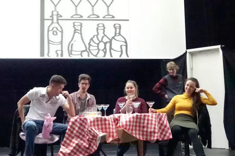 In dem St&uuml;ck kommen allerlei Themen auf den Tisch. Die Szene zeigt (von links) Julian Stie&szlig;, Jakob Janisch, Magdalena Allmann, S