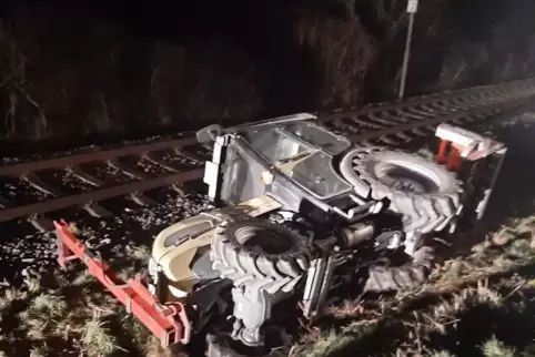 Der Traktor kippte im Gleisbereich um. 