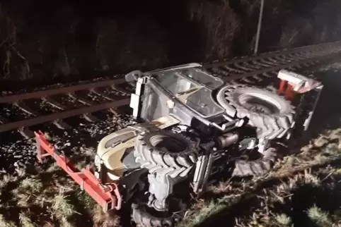 Der umgekippte Traktor nahe der Gleise bei Dackenheim.