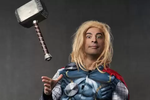 Hammerstark: Bülent Ceylan als Thor ...