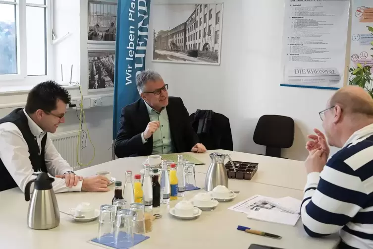 Dahns Verbandsbürgermeister Michael Zwick (Mitte) im Gespräch mit den RHEINPFALZ-Redakteure Andreas Ganter (links) und Andreas D