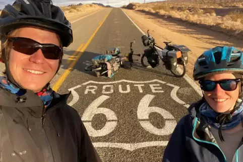 Lukas Bion und seine Freundin Lotta Schaefer sind mir ihren Rädern auf der Route 66, östlich von Barstow, im US Bundesstaat Kali
