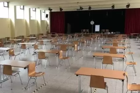 Alles vorbereitet: der Prüfungssaal am Leibniz-Gymnasium.