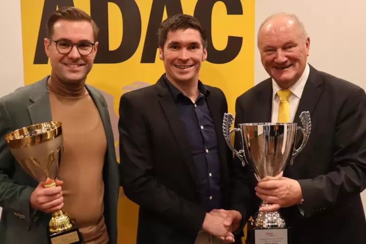 ADAC-Pfalz-Sportleiter Friedhelm Kissel (rechts) ehrt die Deutschen Rallye-Meister Marijan Griebel (Mitte) und Tobias Braun. 