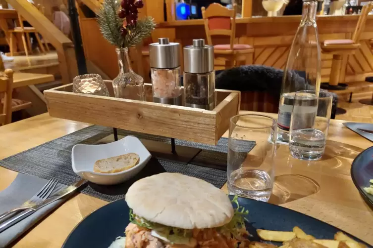 Viel Holz und hübsche Deko: Im gemütlich-rustikalen „Landgrafen“ schmeckt auch der Lachs-Burger, ein Sonntagsspecial.
