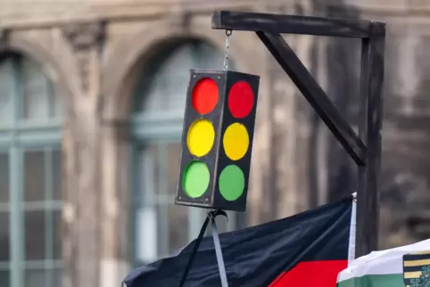Klare Aussage: Die Ampel hängt am Galgen. Szene bei einer Demo in Sachsen. 
