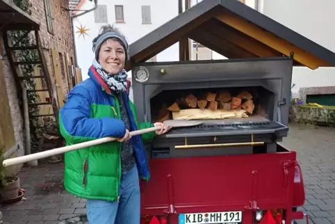 Alissa Horsch mit ihrem Brotofen auf dem Anhänger.