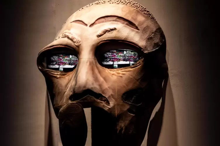 Eine der KI-generierten griechischen Masken, die jeden Abend andere Versionen des Theaterstücks „Prometheus Firebringer“ aufführ