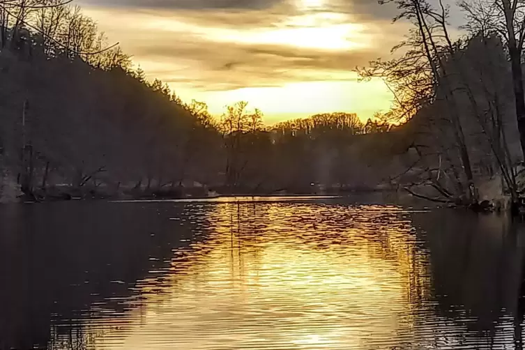 Der Himmel riss auf, und das gelb-goldene Sonnenlicht spiegelte sich im Wasser.