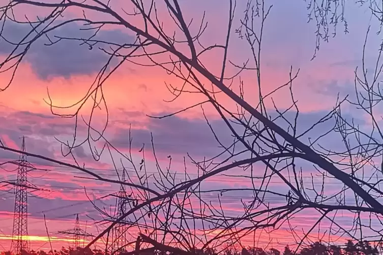 Ein &bdquo;wundersch&ouml;nes Morgenrot&ldquo; gab es am 31. Dezember bei Mackenbach.