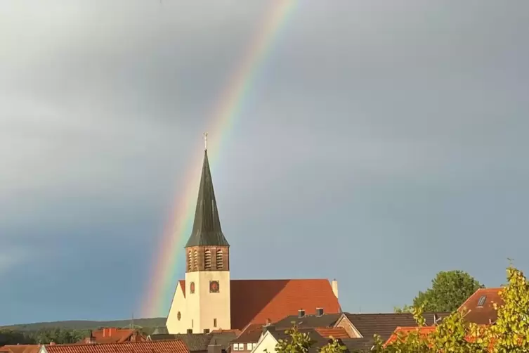 Ein Regenbogen war über der katholischen Kirche in Kindsbach zu sehen.