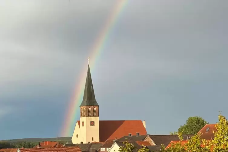 Ein Regenbogen war &uuml;ber der katholischen Kirche in Kindsbach zu sehen.