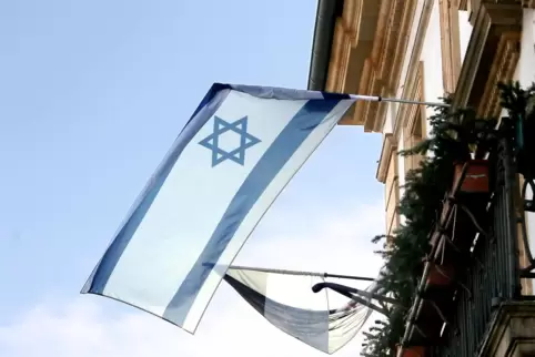 Am Landauer Rathaus weht seit Wochen die Flagge Israels. 