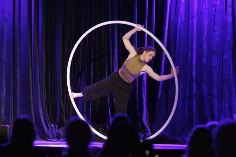 Cyr Wheel hei&szlig;t das halbierte Rh&ouml;nrad, mit dem Sina Lynn Kiekbusch loslegt.