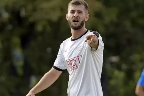 Lenkt die Mannschaft auf dem Rasen: Mutterstadts Spielertrainer Kevin Selzer, der auch schon in der Oberliga auflief. 