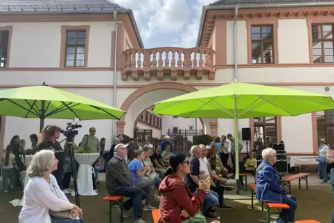 Einweihungsfeier, obwohl noch nicht alle Nutzer eingezogen waren: der Leininger Oberhof in Grünstadt. Man darf gespannt sein, wi