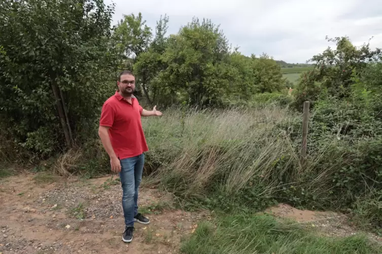 Daniel Krau&szlig;, Ortsb&uuml;rgermeister von Kleinkarlbach, vor dem Gel&auml;nde, auf dem mal das Regenr&uuml;ckhaltebecken entstehen soll. Beschlo