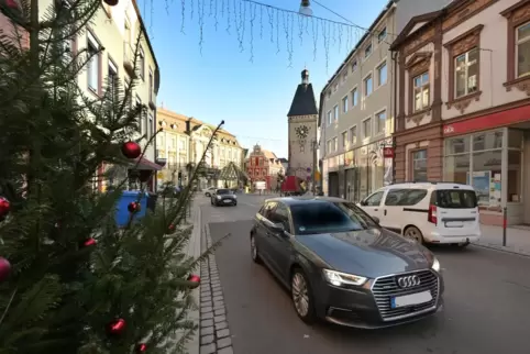 Verkehr in der Gilgenstraße mit Blick auf den Postplatz: Die Stadt rückt von ihren Plänen für eine Fußgängerzone ab.