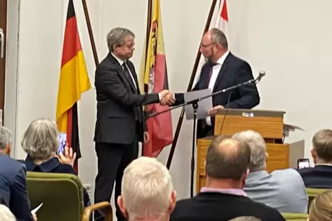 Amtsübergabe: Christian Hirsch (links) ist neuer Bürgermeister der Verbandsgemeinde Bruchmühlbach-Miesau. 
