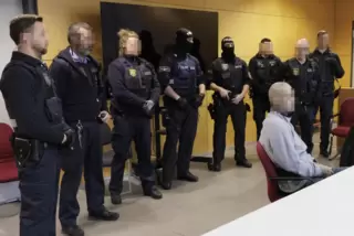 Mehrere Sicherheitskräfte behielten den 41-jährigen Beschuldigten im Auge.