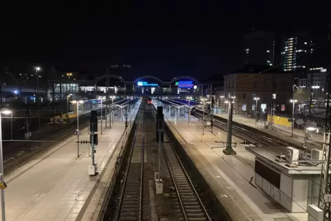 Von einer Brücke konnte man auf die menschenleeren Bahnsteige blicken. 