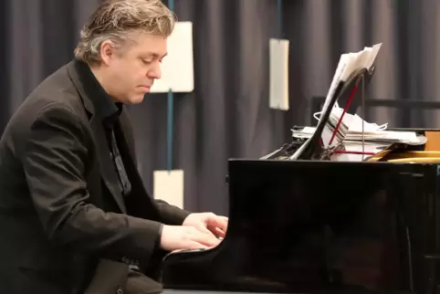 Aus seiner Feder stammt das Klavierkonzert eigens für Kaiserslautern: Marc-Aurel Floros. 