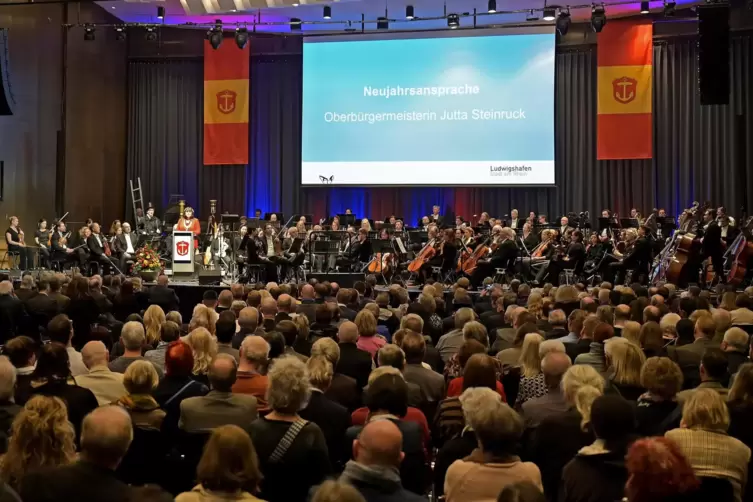1300 G&auml;ste f&uuml;llten am Mittwoch den Konzertsaal. Auf der B&uuml;hne: die Staatsphilharmonie Rheinland-Pfalz.