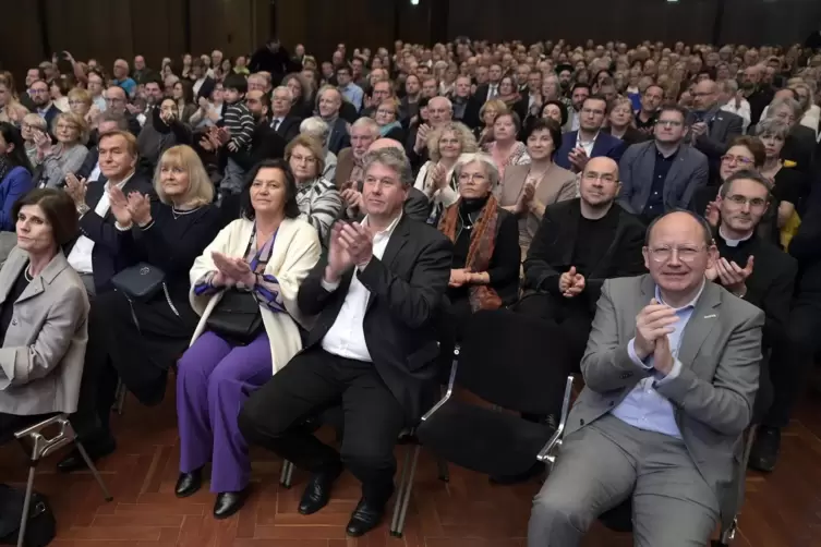 Auch der Mannheimer OB Christian Specht (rechts vorne) verfolgte den Empfang.