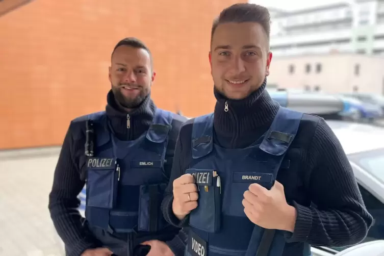 Marc Emlich (links) und Felix Brandt (rechts) betreiben einen Kanal der Polizei auf Instagram. 