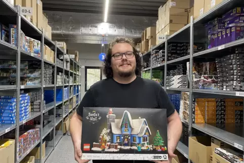 Lagerlogistiker Mika Diepold präsentiert einen der „Renner“ im Lego-Lager der Steinehelden. 