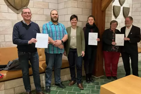 Gruppenbild mit den Preisträgern: (von links) Gerhard Schwarztrauber (Weingut Schwarztrauber), Manuel Mühl (Permapalz), Dezernen