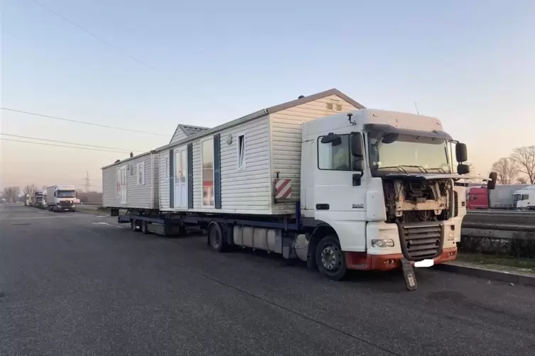 Der Lastwagen hatte sogenannte Mobile Homes geladen. 