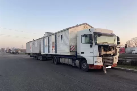 Der Lastwagen hatte sogenannte Mobile Homes geladen. 