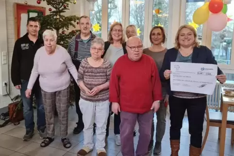 Bei der Spendenübergabe. 