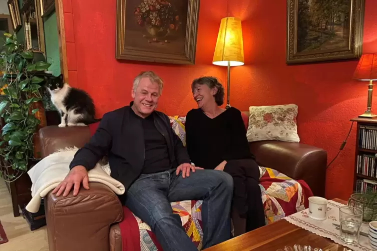 Gruppenbild mit Katze: Luna, Rainer Furch und Madeleine Giese, letztere bilden zusammen das Duo Wortlaut. 