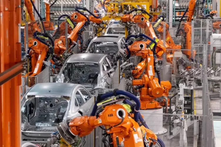 Roboter arbeiten am BMW-Modellen im Münchner Stammwerk.