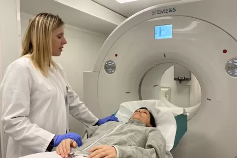 Nuklearmedizinerin Daniela Leppert (links) und Mitarbeiterin Kerstin Schmitt zeigen, wie die Untersuchung im PET/CT-Anhänger abl