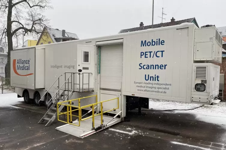 Das Mobile PET/CT steckt voller Hightech. Rollstuhlfahrer k&ouml;nnen &uuml;ber die Plattform in den Anh&auml;nger gelangen. Innen warten zwei 