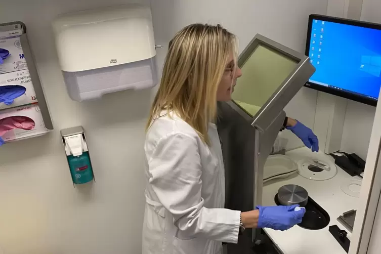 Im Labor des PET/CT wird die strahlende Zuckerl&ouml;sung noch einmal &uuml;berpr&uuml;ft. 