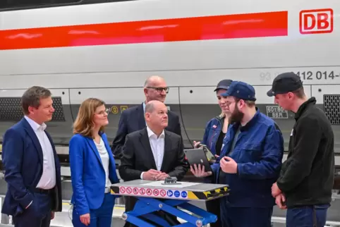 Bundeskanzler Olaf Scholz kam am Donnerstag zur Eröffnung des neuen DB-Instandhaltungswerks für ICE4-Einheiten nach Cottbus. Gan