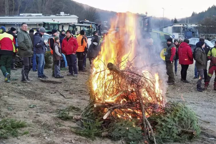 Die demonstrierenden Bauern versammelten sich um die brennenden Weihnachtsbäume. 