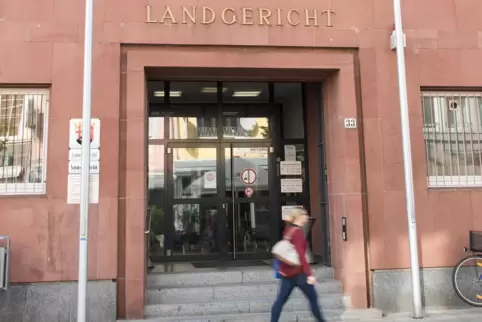 Unter massiven Sicherheitsvorkehrungen verhandelt das Landgericht Frankenthal derzeit den Fall eines 39-Jährigen. Ein Zeuge hat 