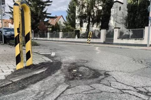 Schiefe Poller, kaputte Straßen: Die stark frequentierte Kreuzung in Bobenheim-West. 