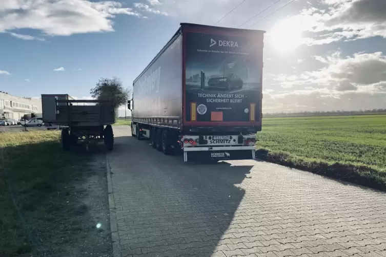 F&uuml;r Lkw und Sattelschlepper gibt es nur diese kleine Stra&szlig;e zum Firmengel&auml;nde.