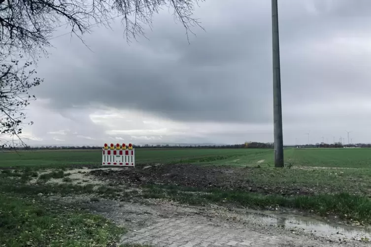 Abgesperrter Feldweg neben dem Betriebsgel&auml;nde. 