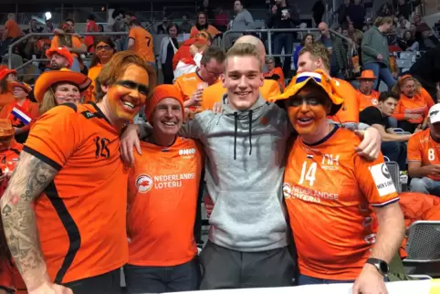 Der verletzte Tom Jansen mit Fans beim Spiel gegen Georgien. 